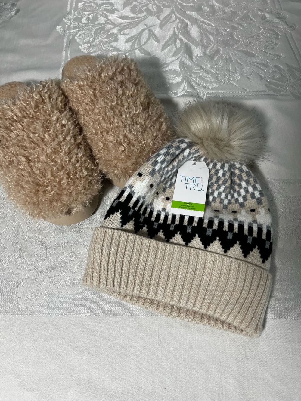 No Boundaries Beige Fuzzy Size 7 Slippers & Fair Isle Pom Hat Set
